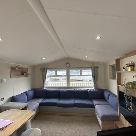 8 Bed Sun Decked Caravan Unlimited High Speed Wifi And Fun At Seawick Holiday Park แคลกตัน-ออน-ซี ภายนอก รูปภาพ