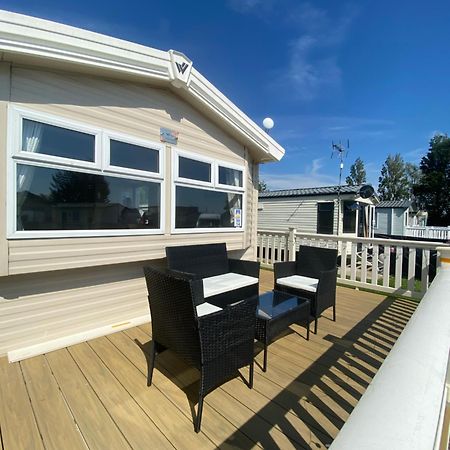 8 Bed Sun Decked Caravan Unlimited High Speed Wifi And Fun At Seawick Holiday Park แคลกตัน-ออน-ซี ภายนอก รูปภาพ