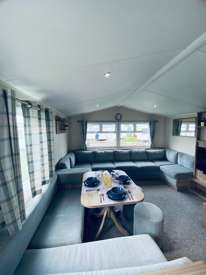 8 Bed Sun Decked Caravan Unlimited High Speed Wifi And Fun At Seawick Holiday Park แคลกตัน-ออน-ซี ภายนอก รูปภาพ
