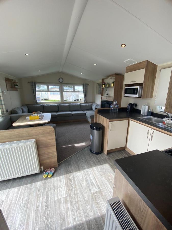 8 Bed Sun Decked Caravan Unlimited High Speed Wifi And Fun At Seawick Holiday Park แคลกตัน-ออน-ซี ภายนอก รูปภาพ