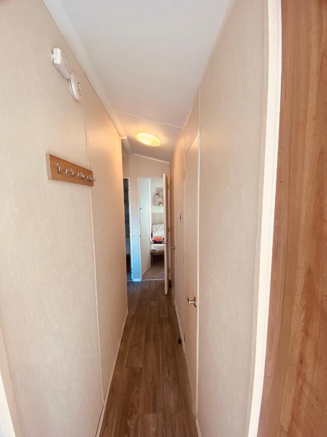8 Bed Sun Decked Caravan Unlimited High Speed Wifi And Fun At Seawick Holiday Park แคลกตัน-ออน-ซี ภายนอก รูปภาพ