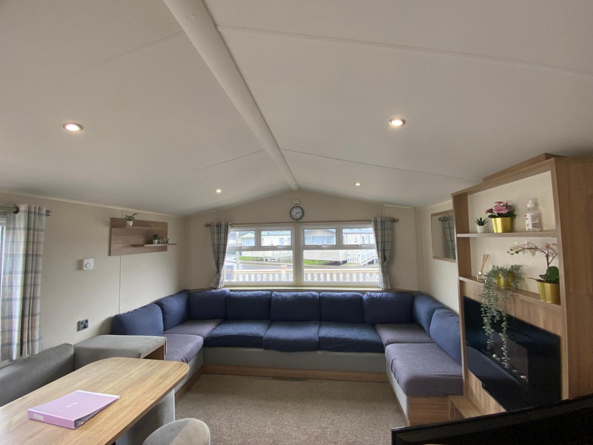 8 Bed Sun Decked Caravan Unlimited High Speed Wifi And Fun At Seawick Holiday Park แคลกตัน-ออน-ซี ภายนอก รูปภาพ